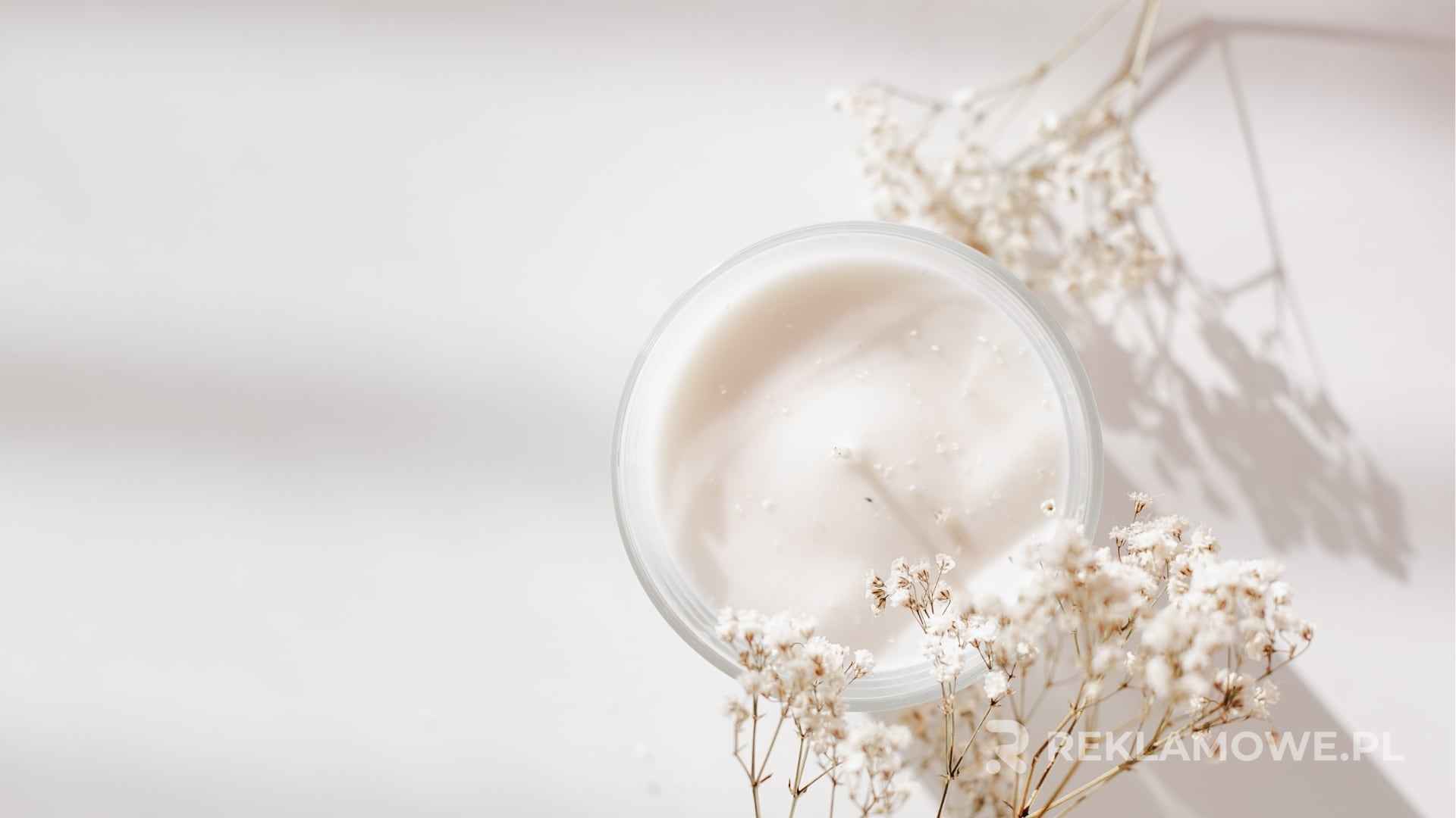 Świeca reklamowa na stole