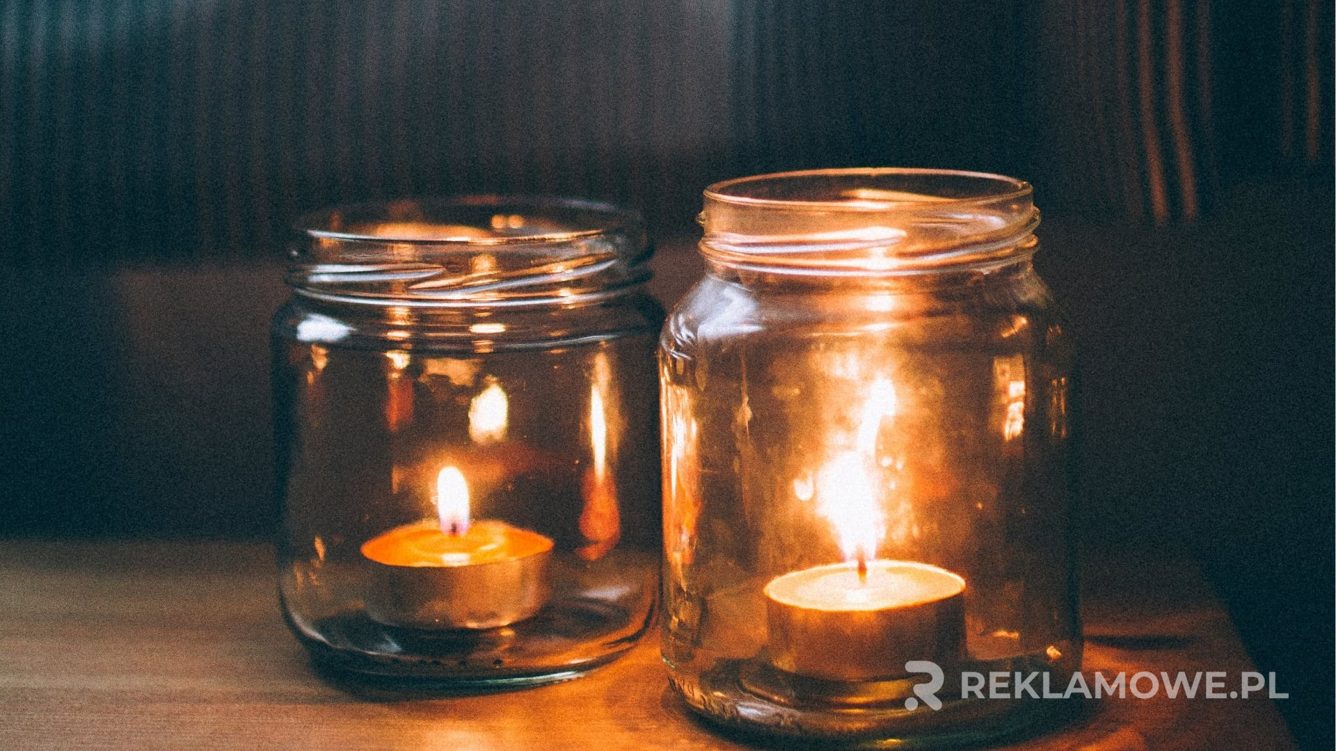 Świeca reklamowa używana w miejscu publicznym