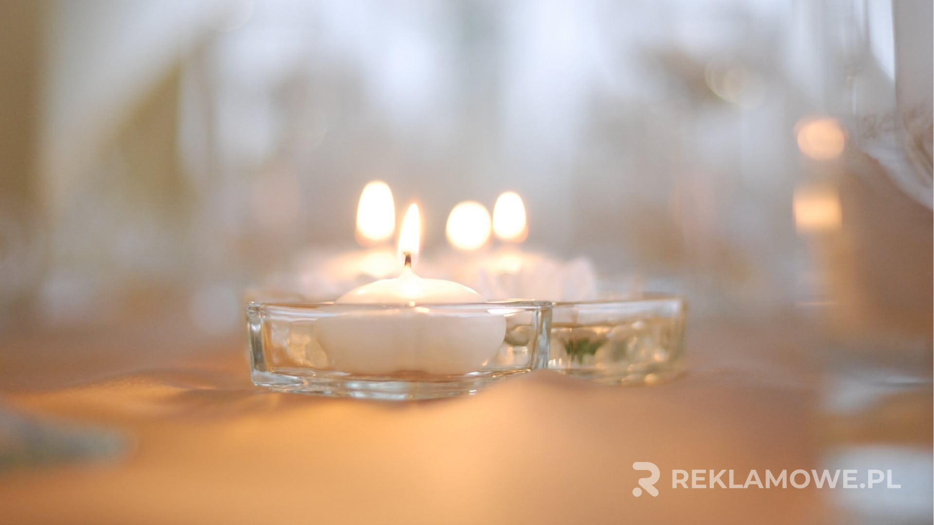 Jak wybrać idealne świece reklamowe dla swojej firmy Kolorowe świece reklamowe na tle biurowym