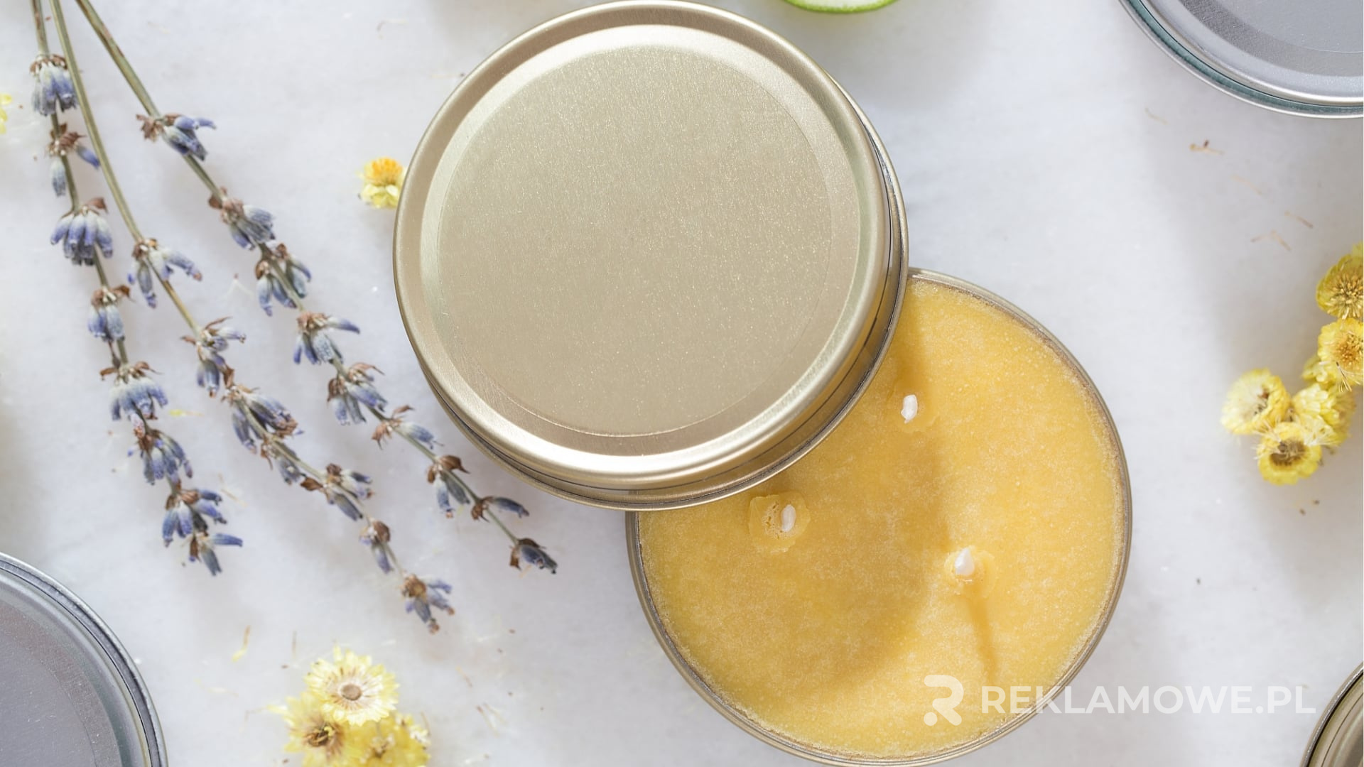 Świeczki reklamowe na stole