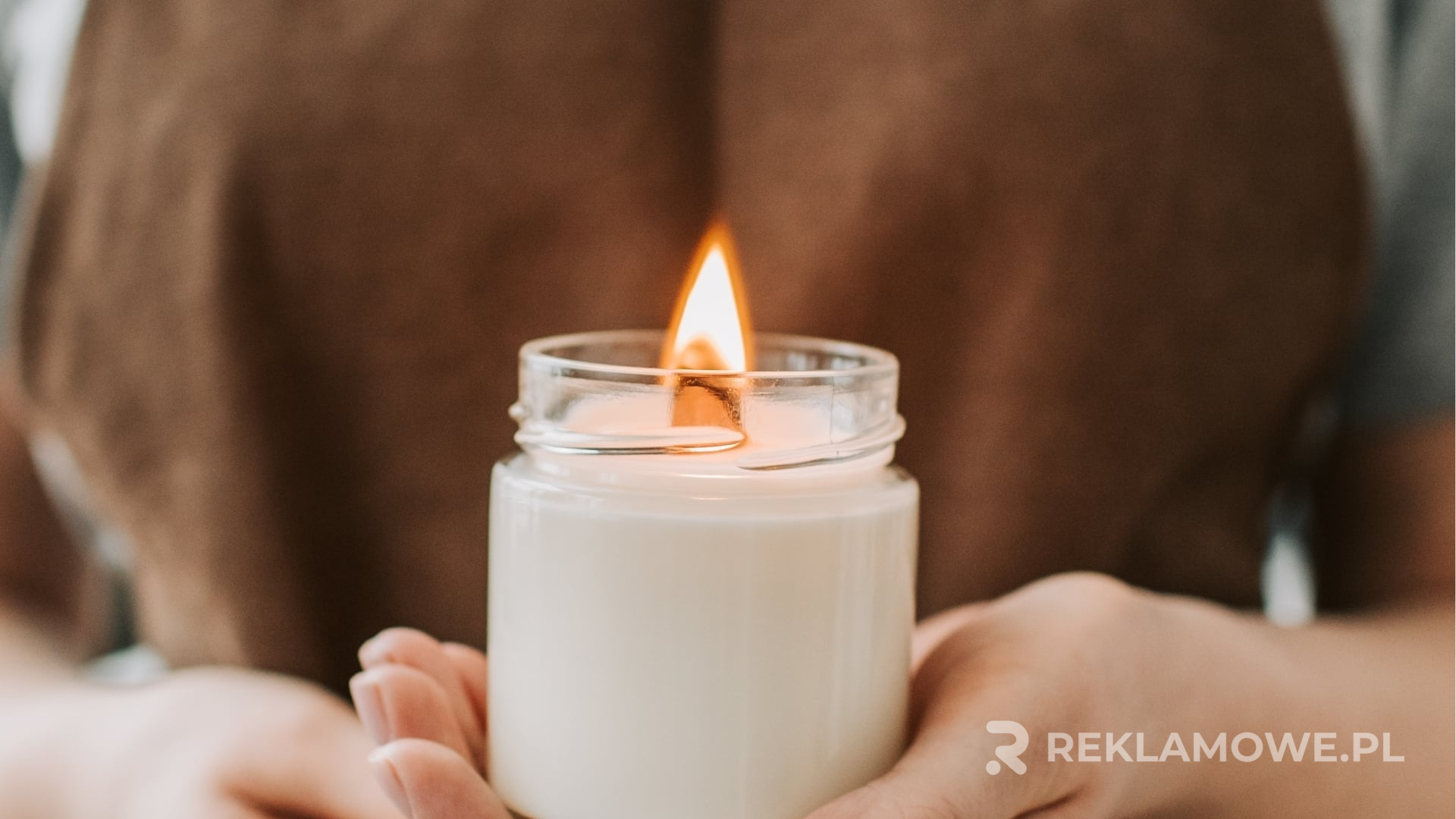 Jak nie przepłacić za świeczki reklamowe? Porównanie cen różnych świeczek reklamowych