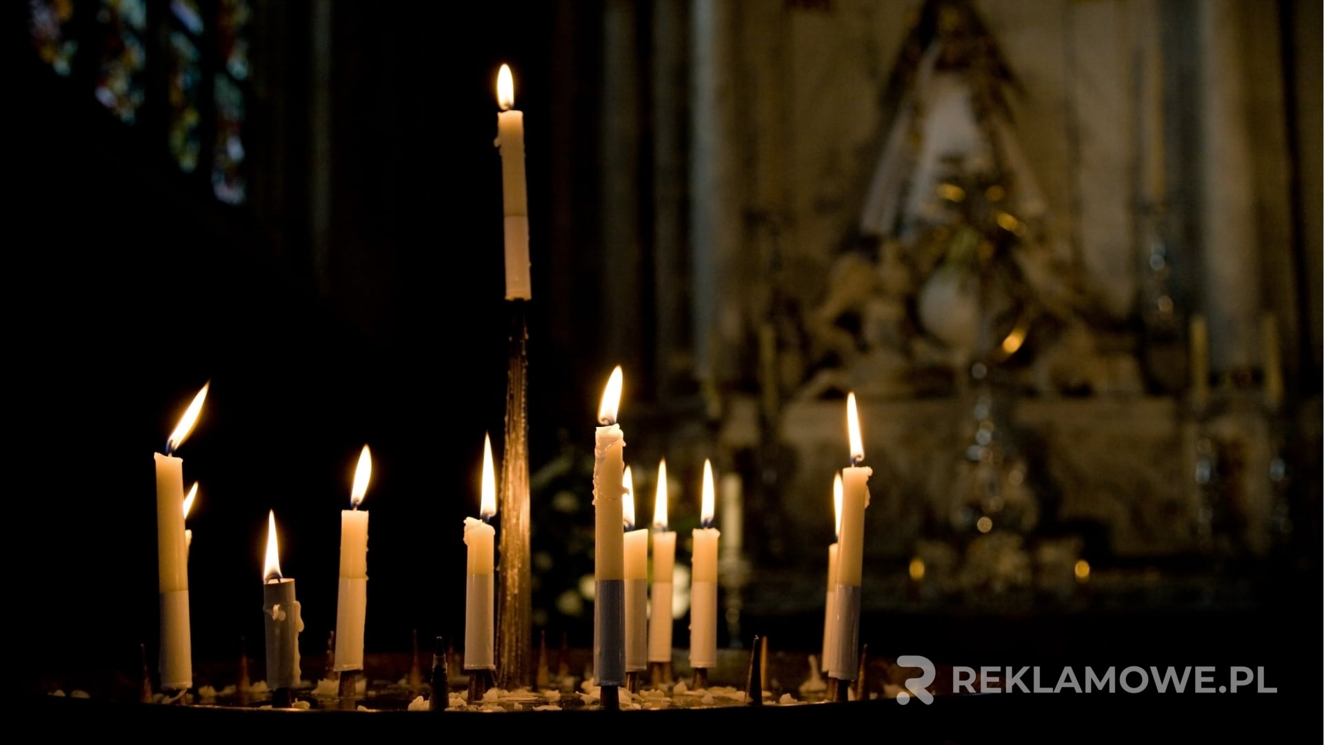 Porównanie świec reklamowych o różnych kosztach