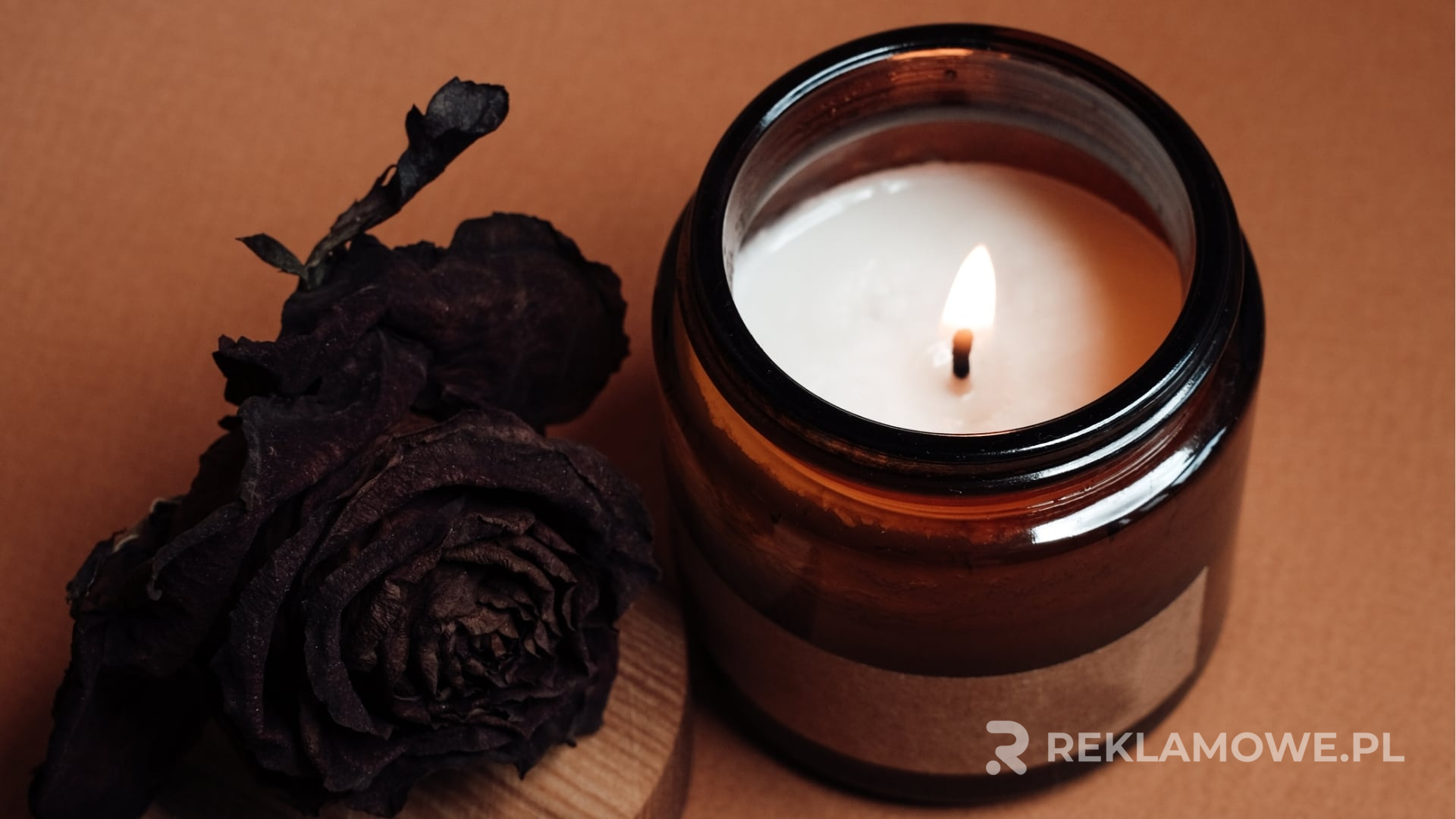 Ręcznie robiona świeca reklamowa jako estetyczny nośnik marki