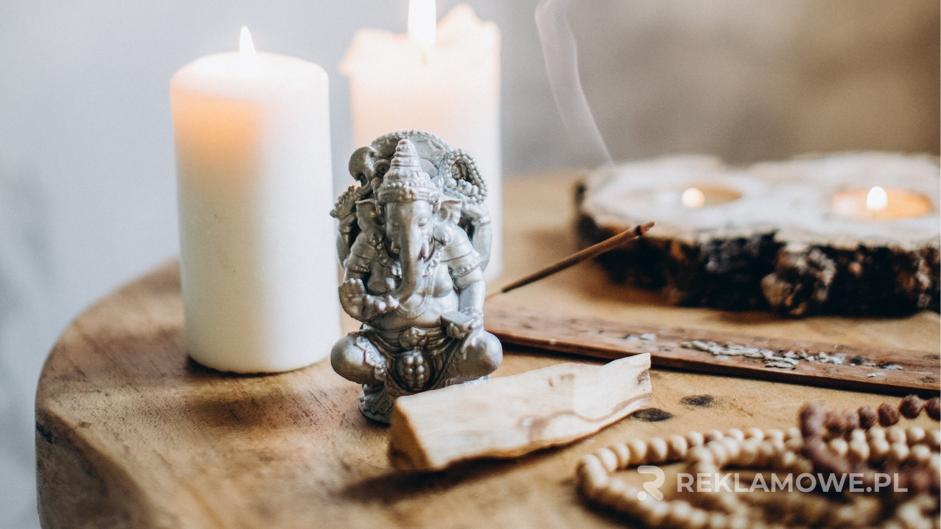 Świeca reklamowa paląca się