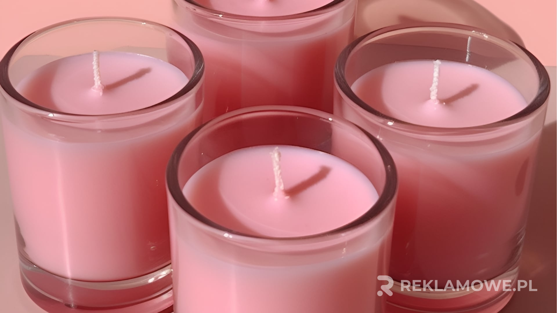 Świecące reklamy budujące atmosferę wydarzenia firmowego