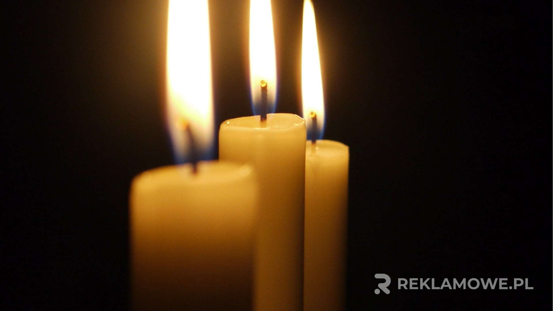 Jak Świece Reklamowe Mogą Zwiększać Rozpoznawalność Marki Świece reklamowe na stole