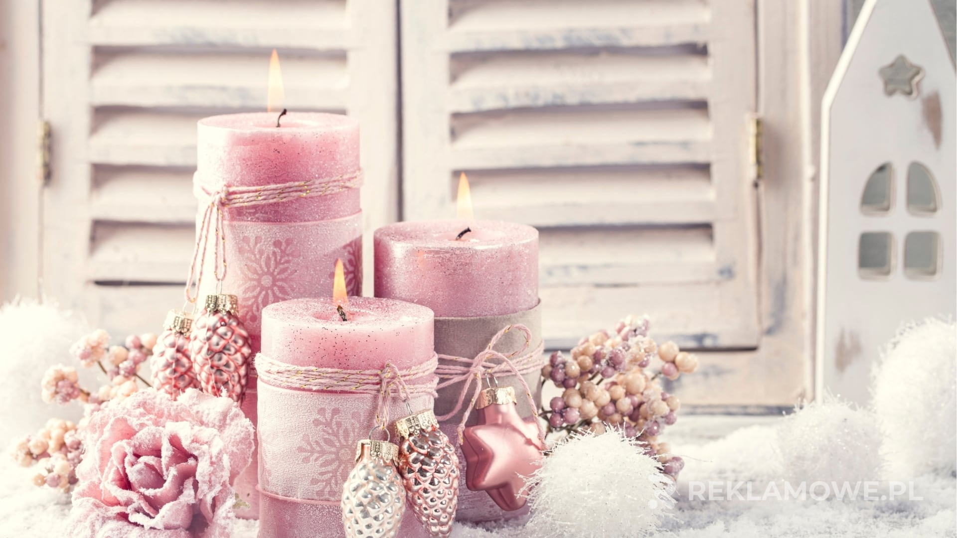 Świeczki reklamowe umieszczone na stole