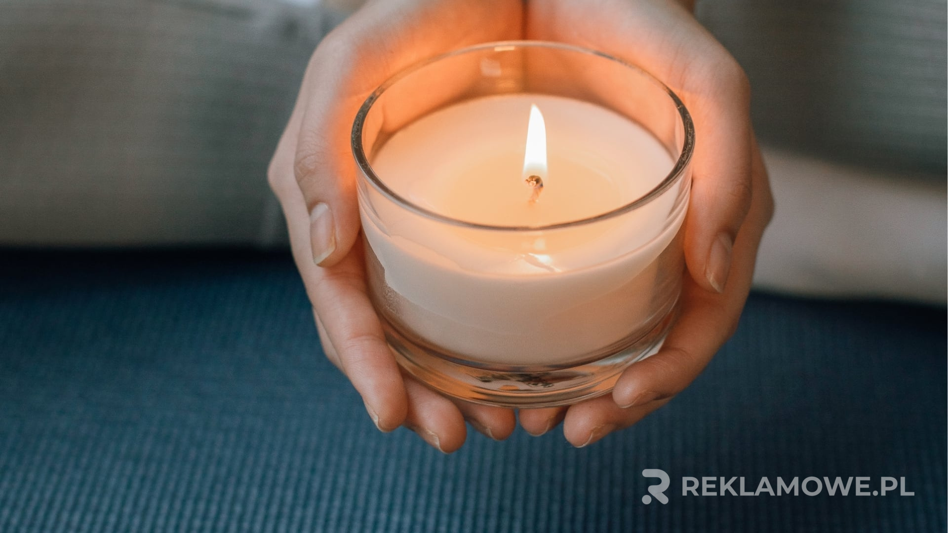 Świece reklamowe zapakowane jako prezent