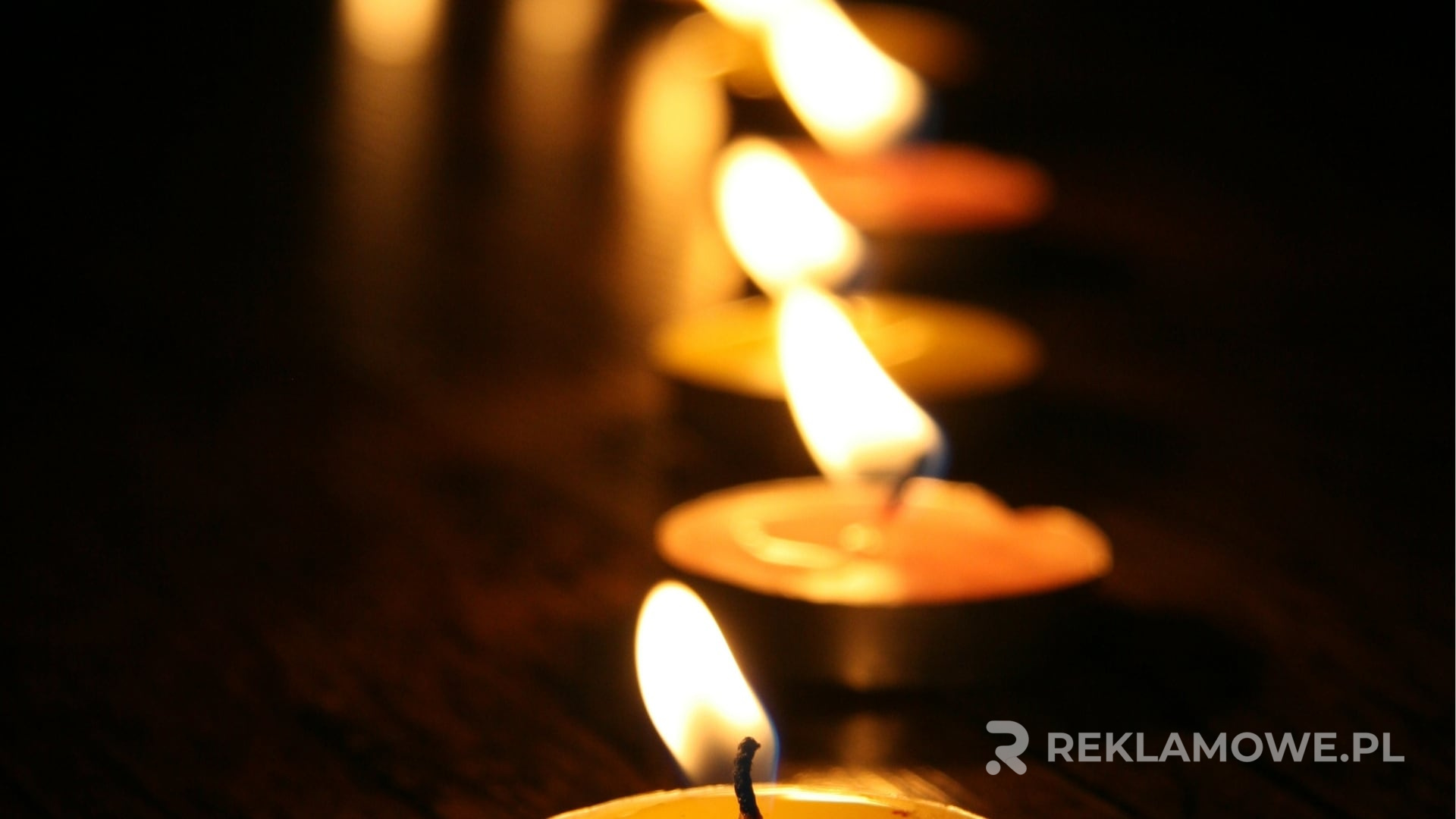 Świeca reklamowa na firmowym evencie