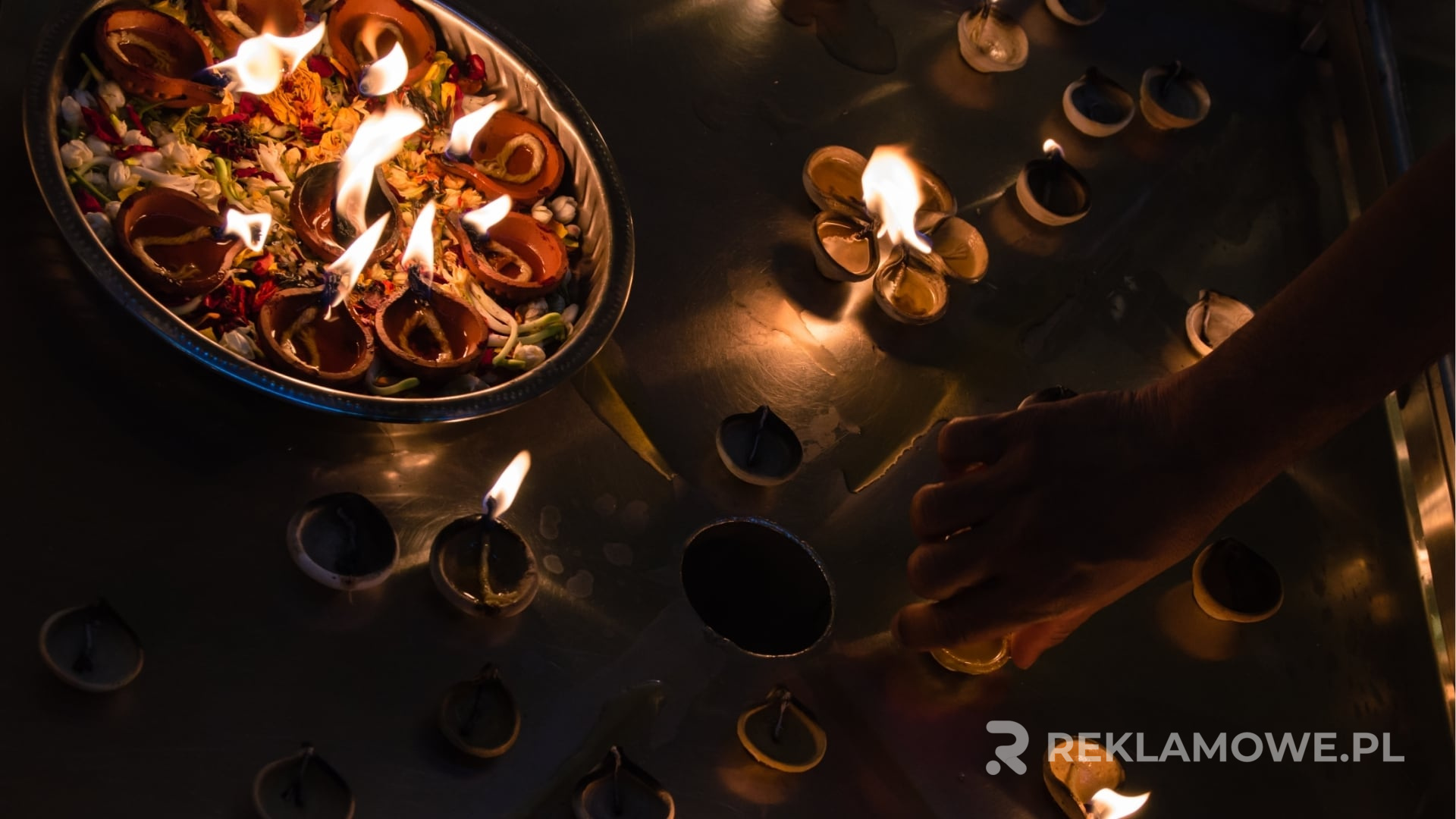 Świece reklamowe na stoisku targowym