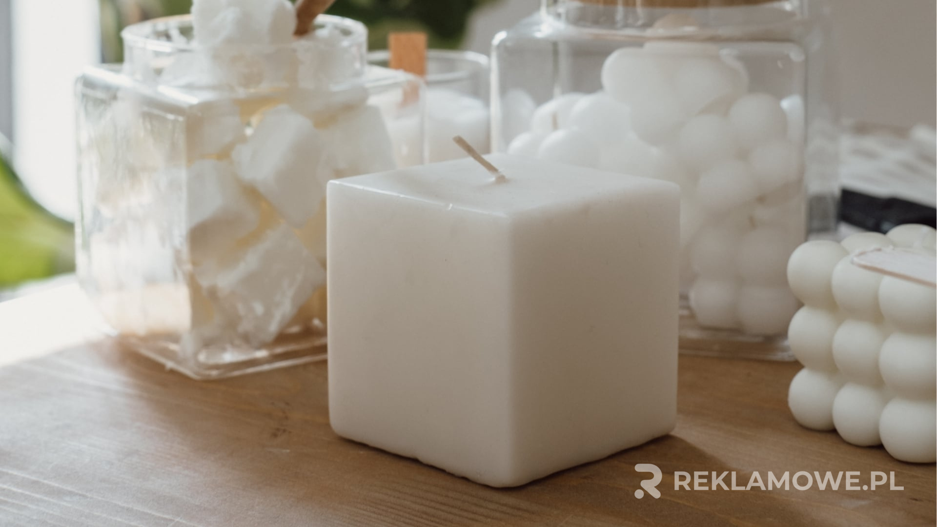 Nowoczesne świece reklamowe w trendy designie