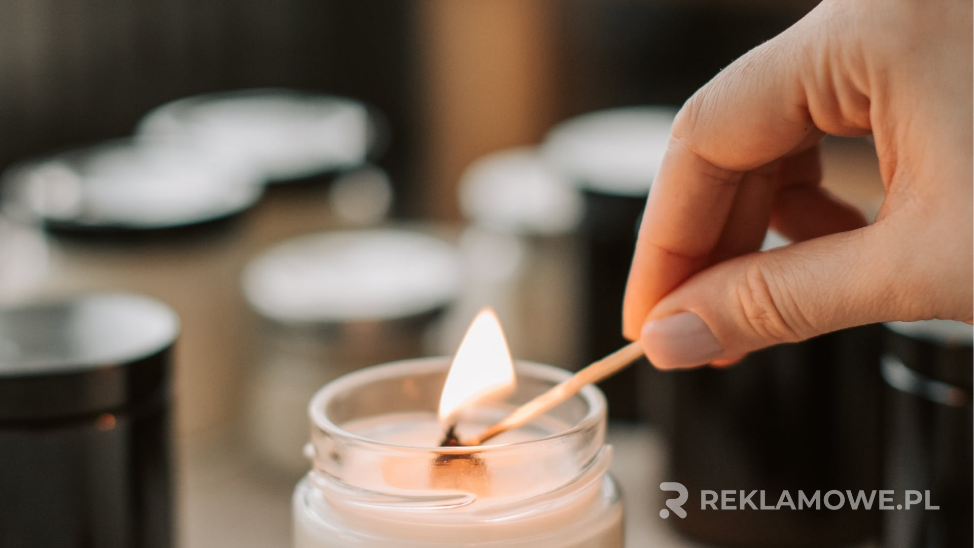 Zapach świecy reklamowej wpływający na percepcję marki