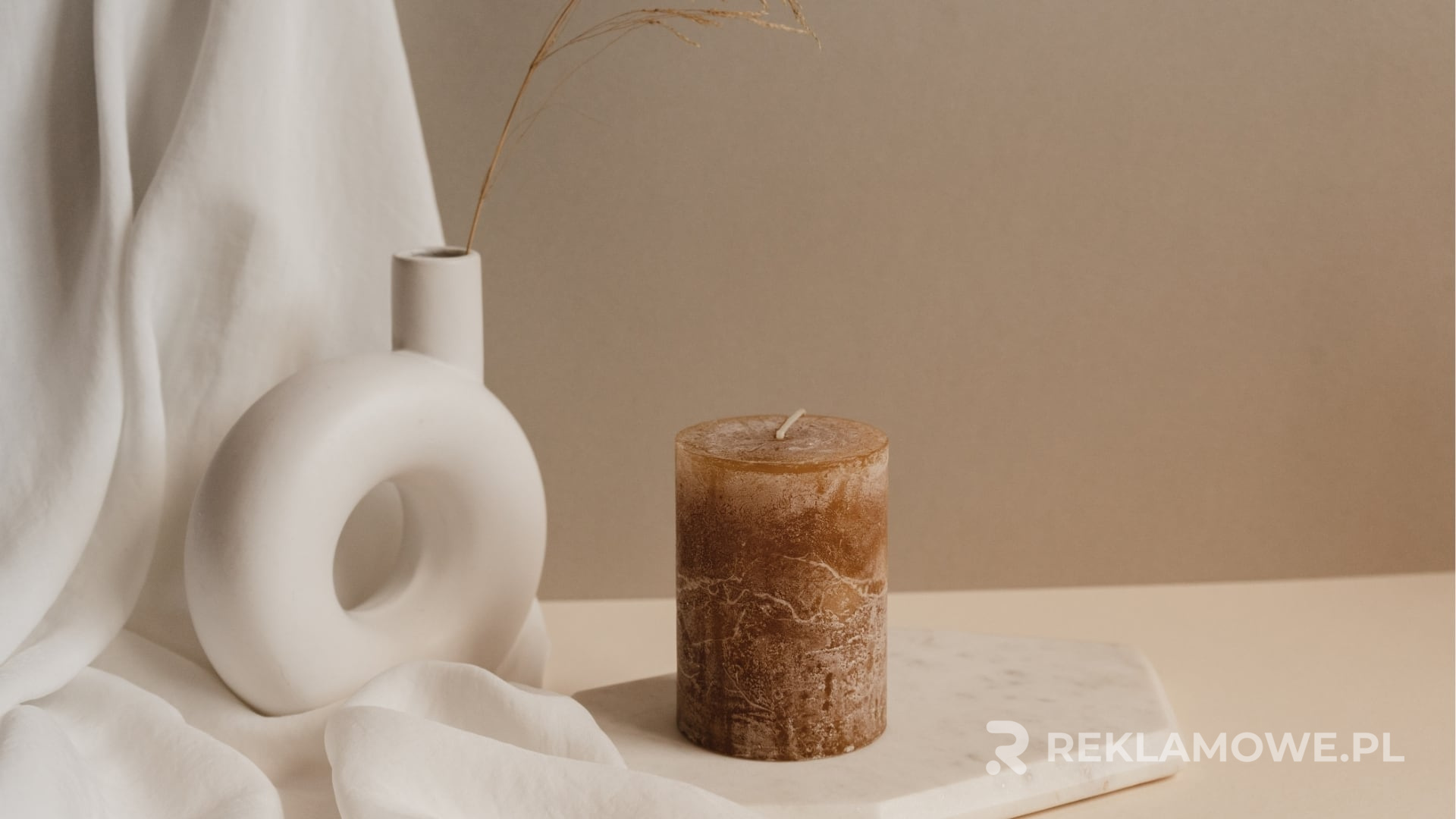 Świeczki o różnych zapachach w biurowym ustawieniu